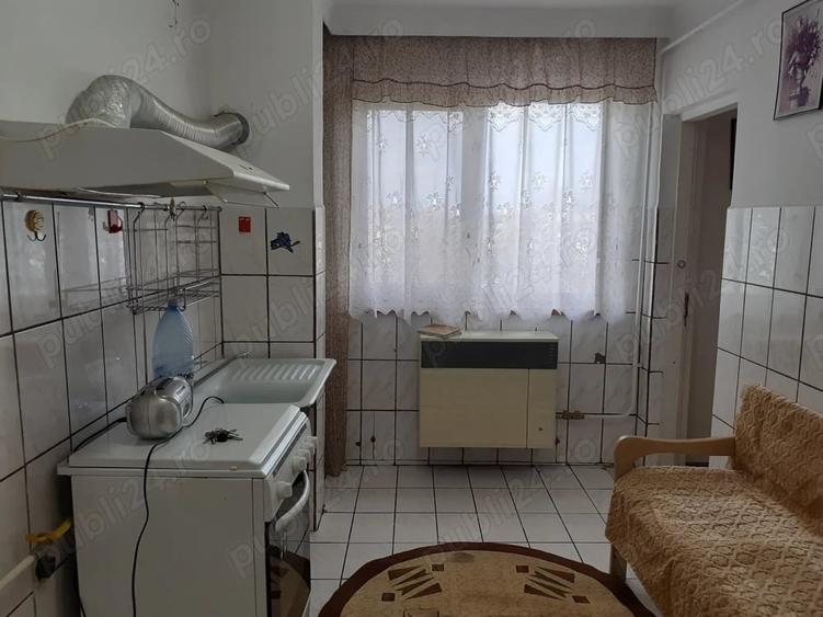 Apartament cu 3 camere semidecomandat în Hipodrom
