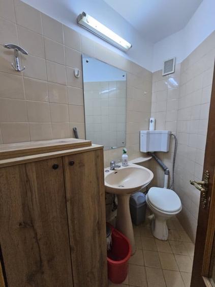 Apartament cu 3 camere semidecomandat, mobilat în 13 Septembrie