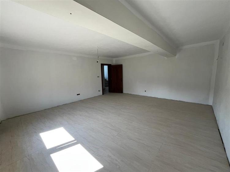 Casă individuală cu 7 camere cu Teren 600 Mp în Exterior Est