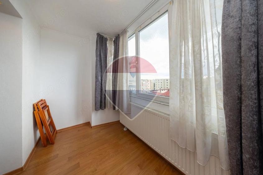 Apartament cu 3 camere decomandat în Tractorul