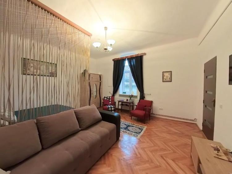 Apartament cu 2 camere semidecomandat, mobilat în Central