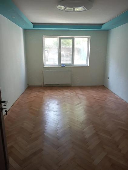 Apartament cu 3 camere semidecomandat în Obor