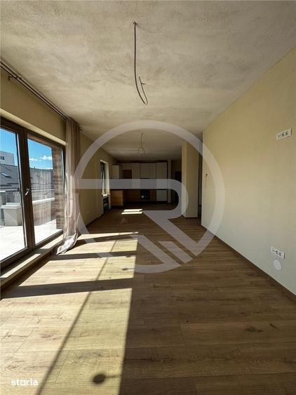 Apartament cu 3 camere semidecomandat în Borhanci