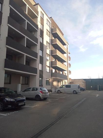 Apartament cu 3 camere decomandat în Exterior Vest