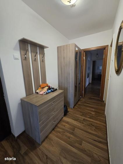 Apartament cu 3 camere decomandat în Cornișa
