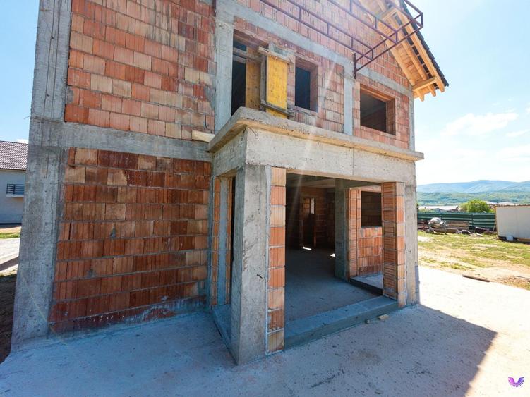 Casă individuală cu 4 camere cu Canalizare în Exterior Sud