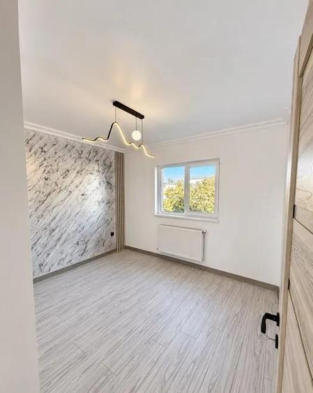 Apartament cu 4 camere decomandat în Apollo