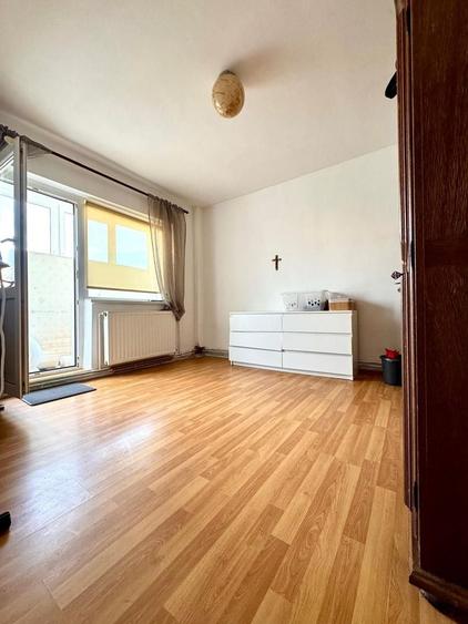 Apartament cu 3 camere decomandat în Girocului
