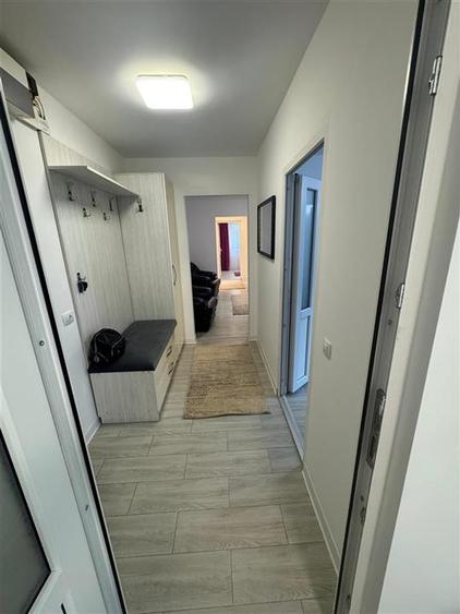 Apartament cu 3 camere semidecomandat, mobilat în Podu Roș