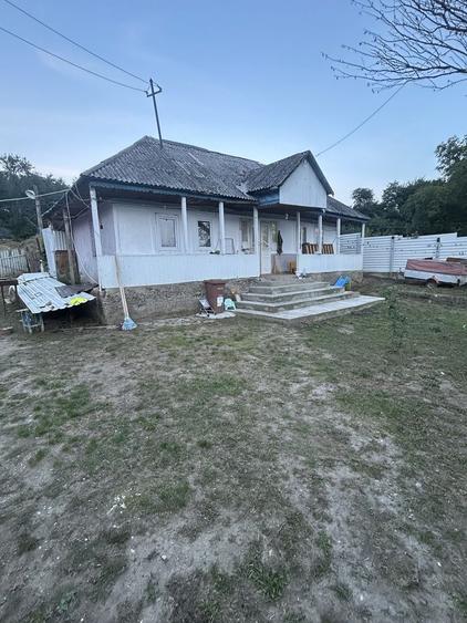 Casă cu 2 camere cu Teren 1000 Mp în Miroslovești