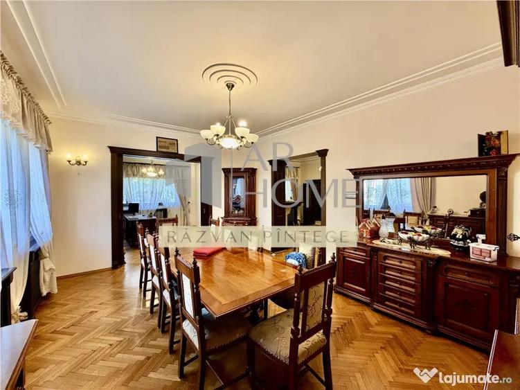 Casă cu 11 camere cu Teren 370 Mp în Central