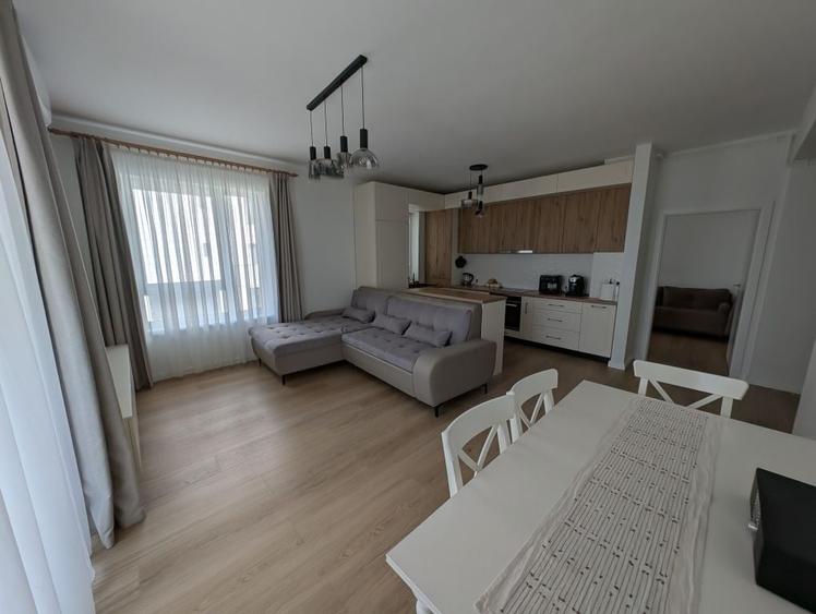 Apartament cu 4 camere semidecomandat în Sud