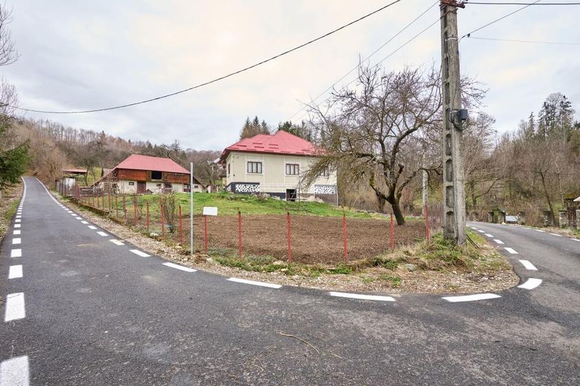 Casă individuală cu 4 camere cu Canalizare în Nucșoara
