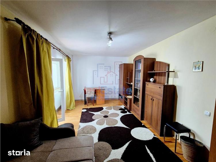 Apartament cu 3 camere decomandat în Nicolina