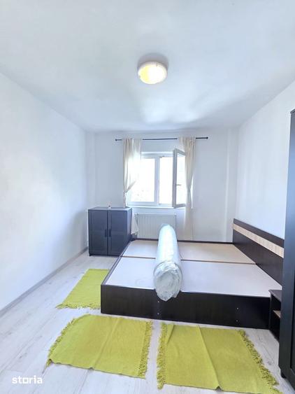 Apartament cu 3 camere semidecomandat în Tineretului