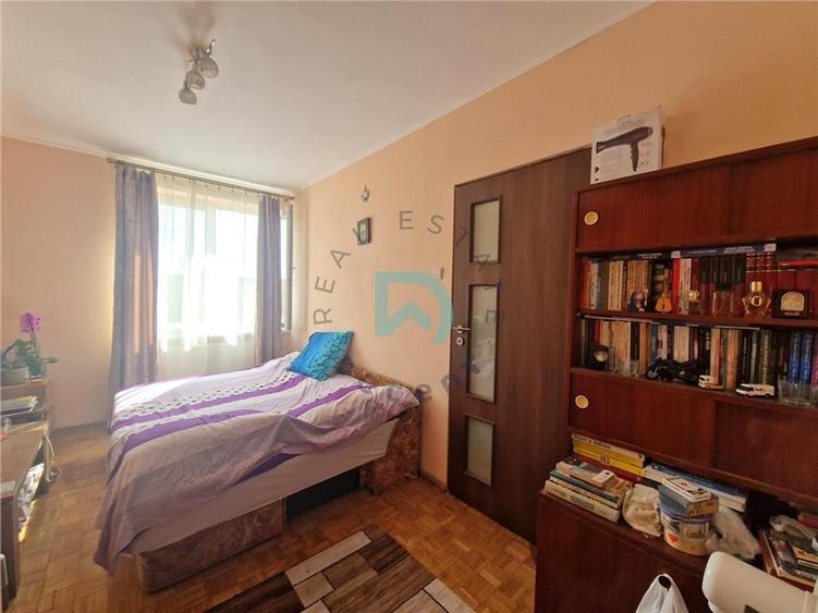 Apartament cu 3 camere semidecomandat în Tractorul