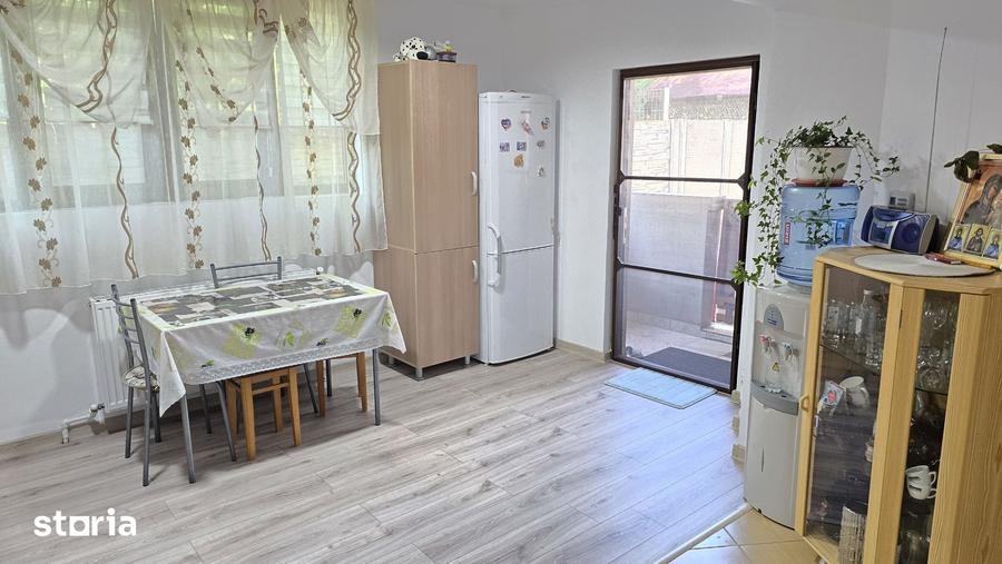 Casă cu 5 camere cu Teren 1054 Mp în Zăvoi