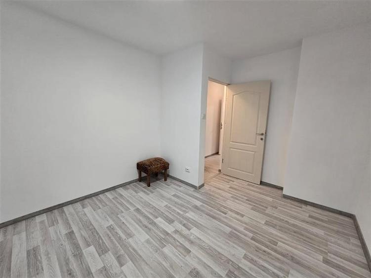 Apartament cu 3 camere semidecomandat în Pajura