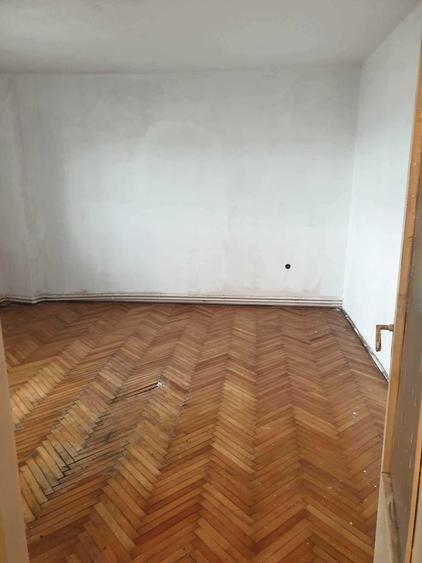 Apartament cu 4 camere decomandat în Micro 16