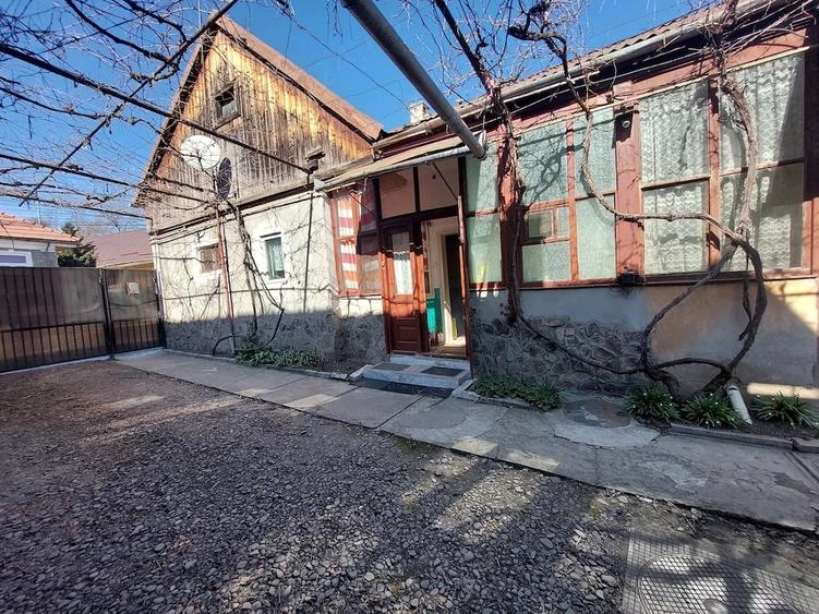 Casă cu 2 camere cu Teren 300 Mp în Central
