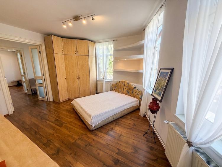 Apartament cu 3 camere semidecomandat, mobilat în Armeneasca