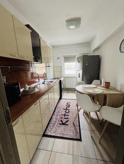 Apartament cu 3 camere decomandat în Petros