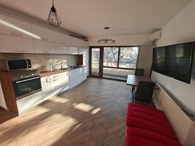 Apartament cu 3 camere decomandat în Central