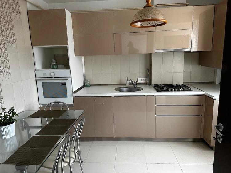Apartament cu 3 camere decomandat, mobilat în Lipovei