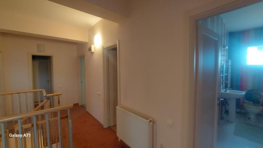 Casă individuală cu 10 camere cu Canalizare în Grădiștea