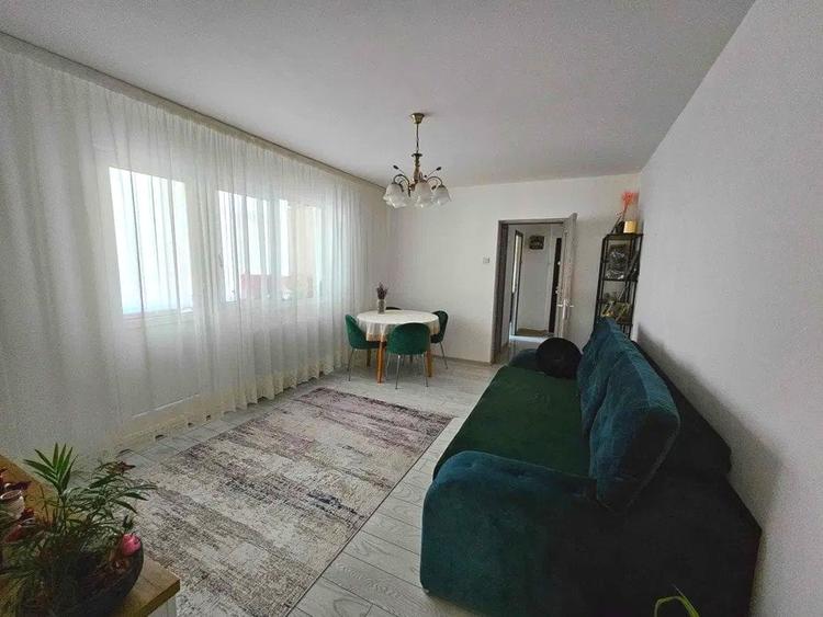 Apartament cu 3 camere semidecomandat, mobilat în Podu Roș