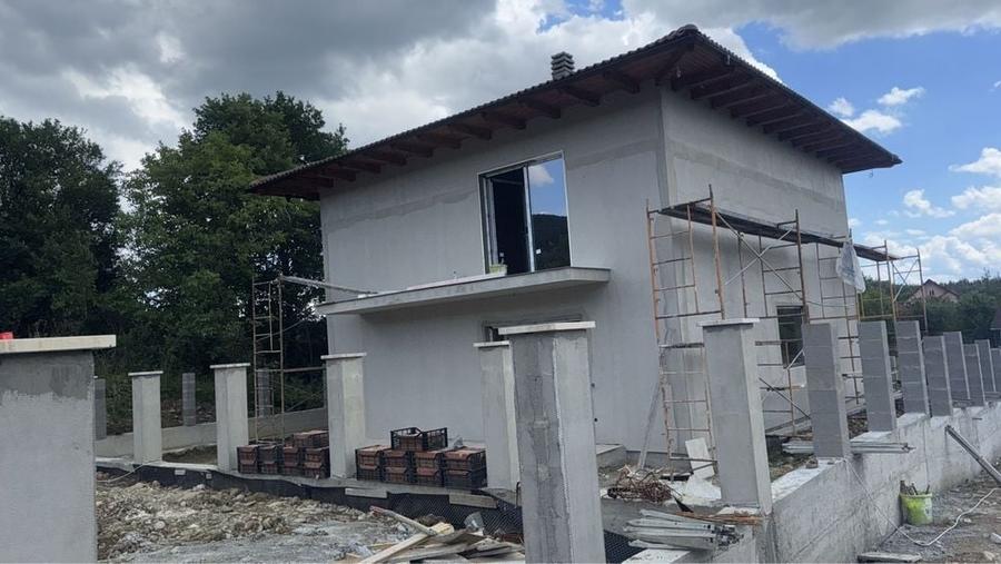 Casă cu 4 camere în Tăuții de Sus