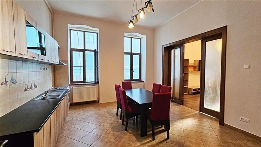 Apartament cu 3 camere semidecomandat, mobilat în Central