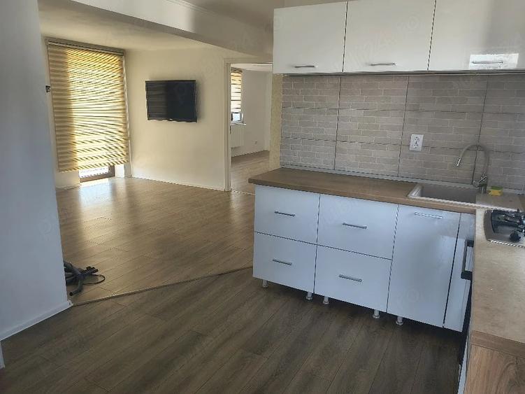 Apartament cu 3 camere semidecomandat în Dobroești