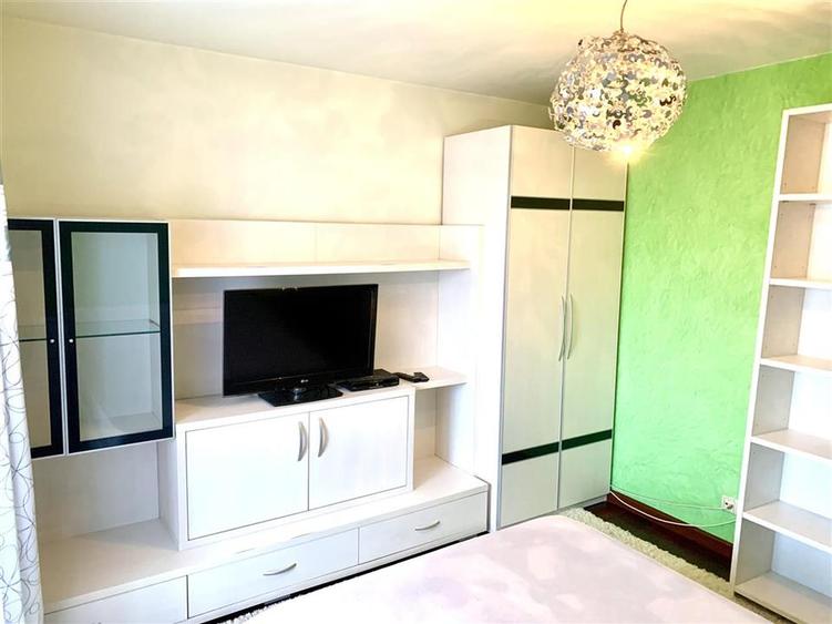 Apartament cu 3 camere semidecomandat în Rogerius