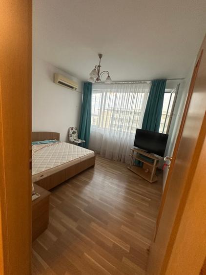 Apartament cu 3 camere semidecomandat în Iancului