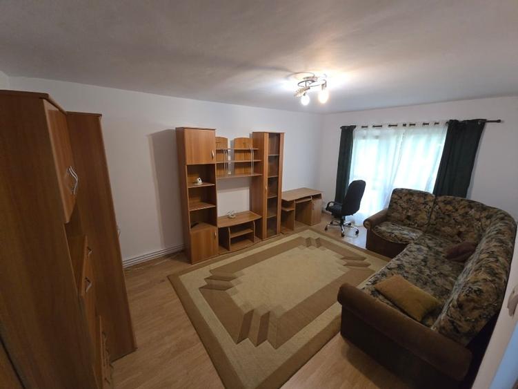 Apartament cu 3 camere decomandat, mobilat în Complex Studențesc