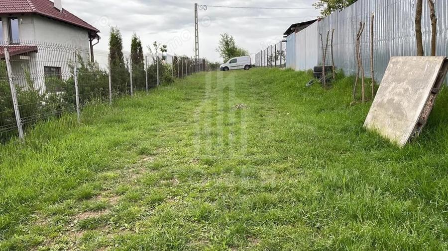 Teren de 1800 mp, în Roșia