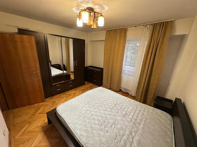 Apartament cu 3 camere semidecomandat, mobilat în Pantelimon