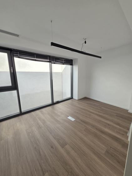 Apartament cu 4 camere decomandat în Națiunile Unite