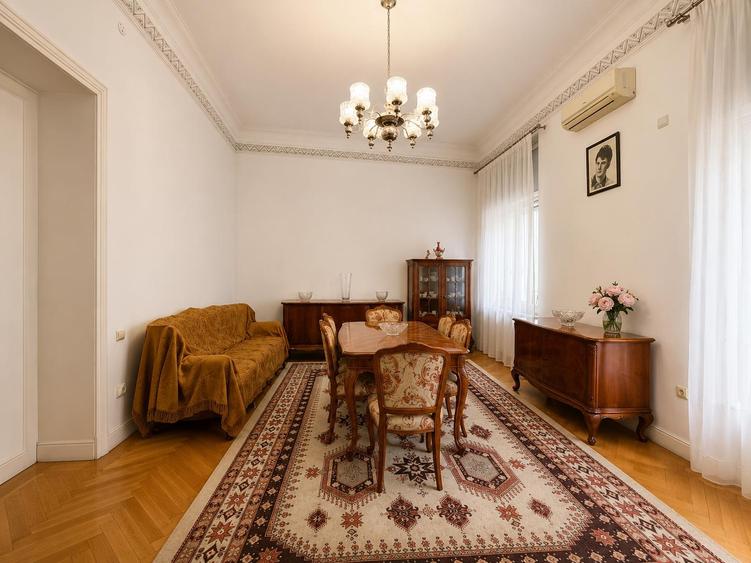 Apartament cu 4 camere semidecomandat în Romană