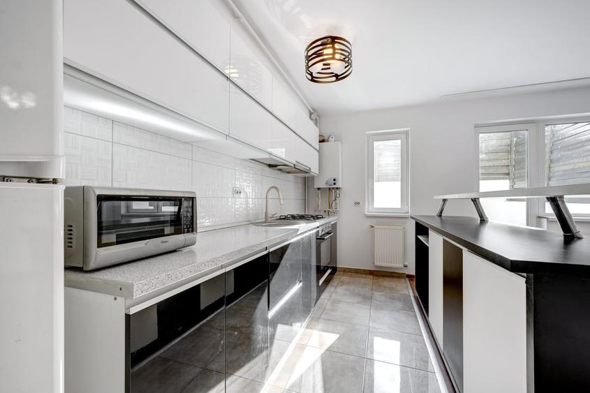 Apartament cu 3 camere decomandat în Titan