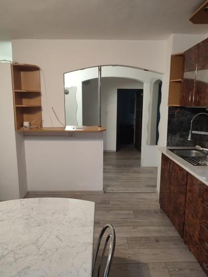 Apartament cu 3 camere decomandat în Micro IV