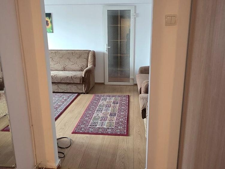 Apartament cu 3 camere semidecomandat, mobilat în Turda