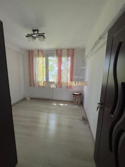 Apartament cu 3 camere semidecomandat, mobilat în Drumul Taberei