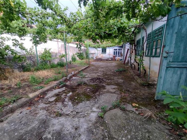 Casă individuală cu 7 camere cu Teren 546 Mp în Socol