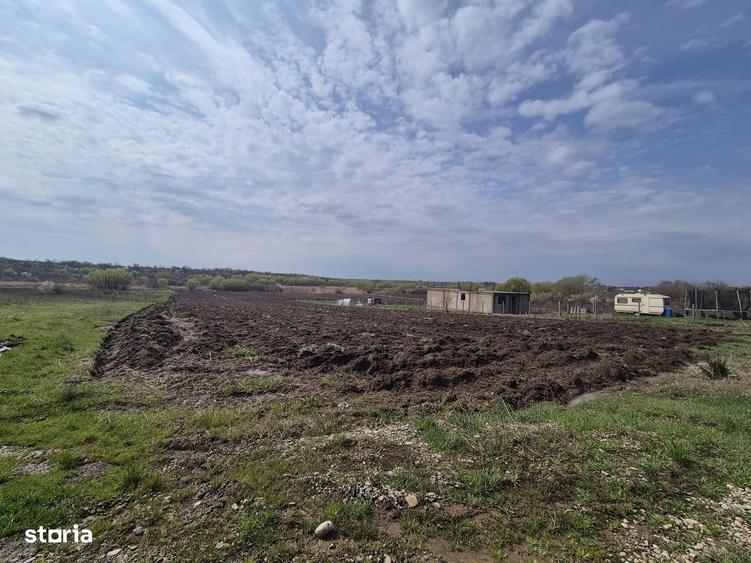 Teren intravilan de vanzare, 3300 mp, utilitati - 3