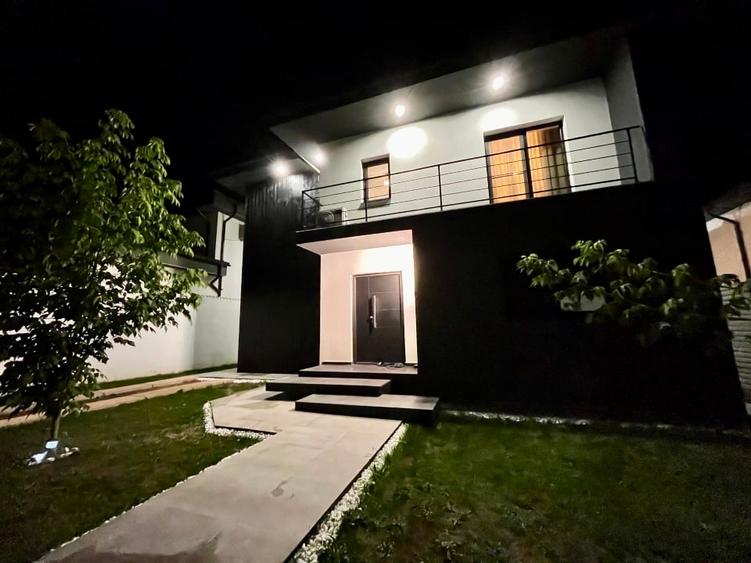 Casă individuală cu 7 camere cu Canalizare în Est