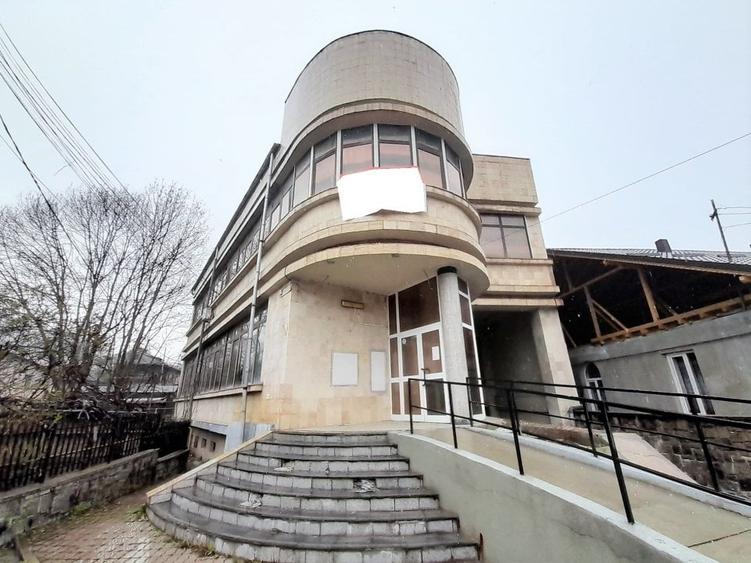 Cladire mixta / Loc. Fieni / zona centrala / D+P+1, / 828 mp / comision 0% - 10