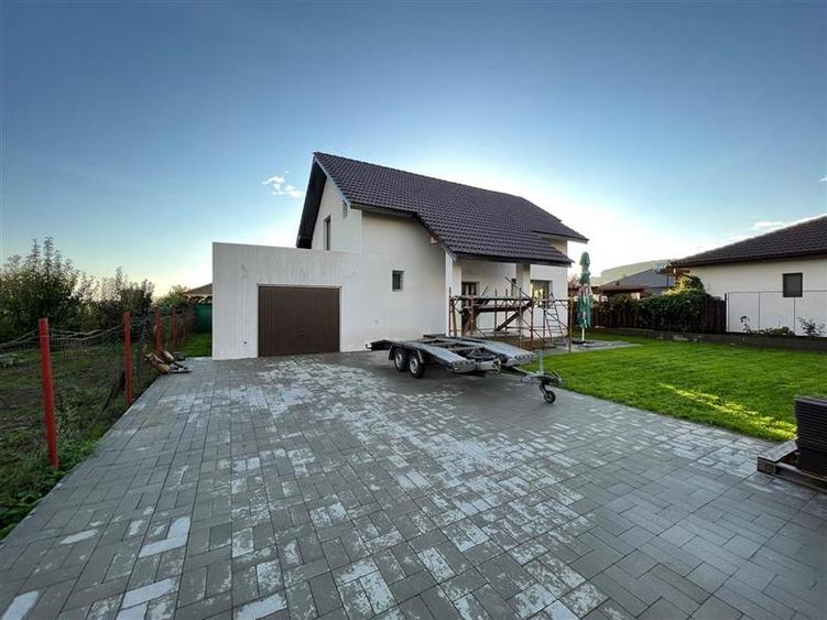 Casa standarde ridicate, la cheie  , 4 + camere, cu garaj atasat de casa si 410 - 1