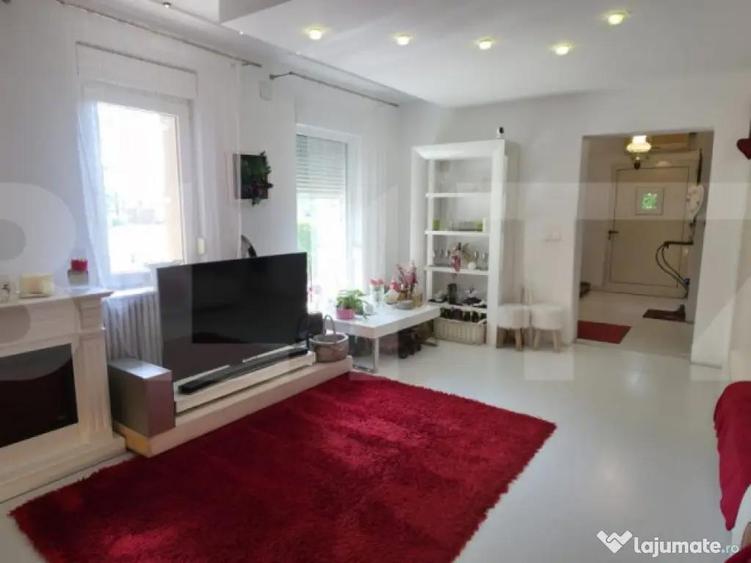 Proprietate Exclusivista: 2 Case, Piscina ?i Teren de Ten - 7